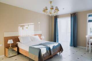 Отель Бруно Ульяновск Улучшенный Классик с кроватью размера &quot;king-size&quot; и балконом-1